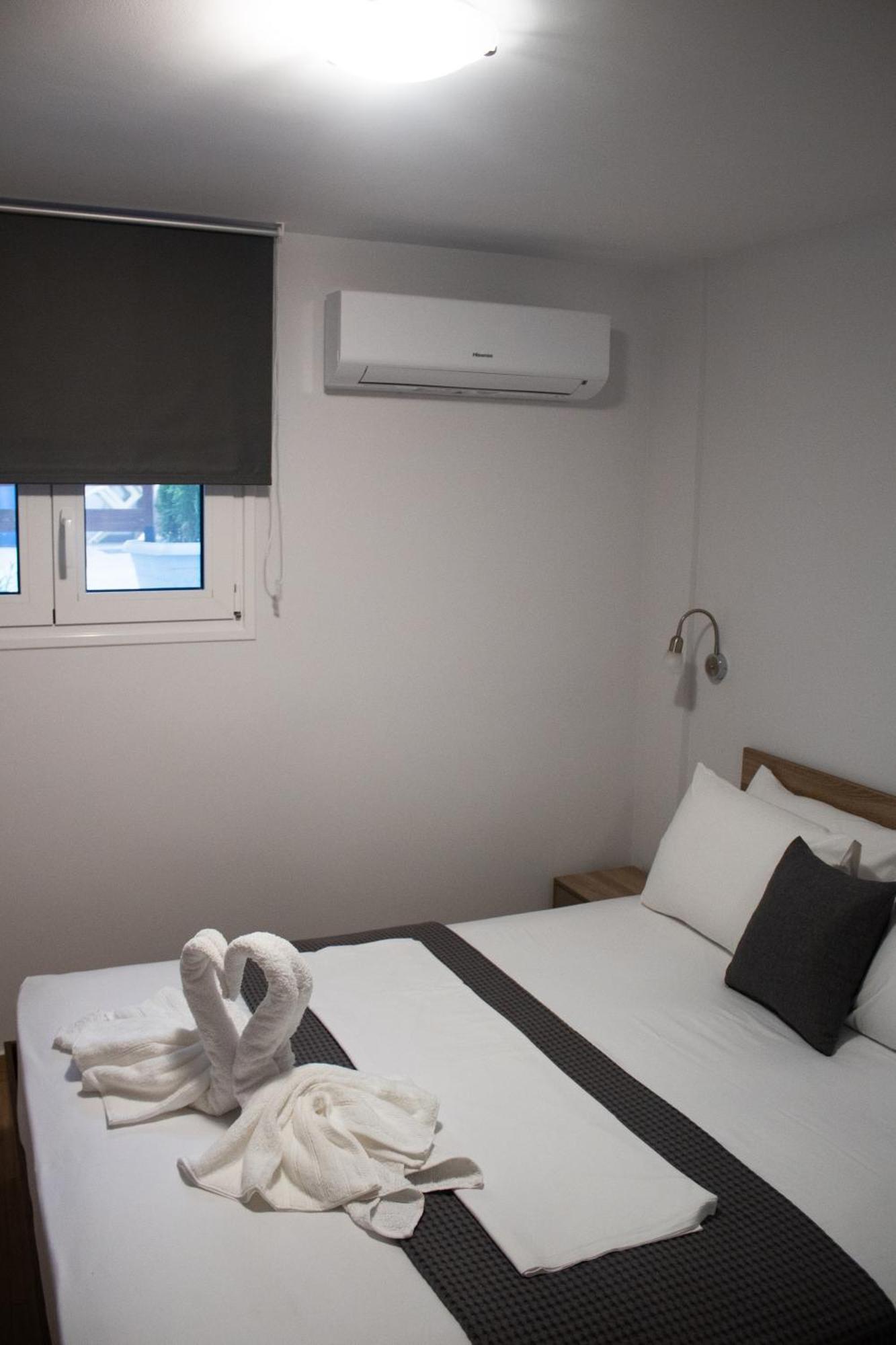Giakost Apartments V Near Airport Artemida  Bagian luar foto