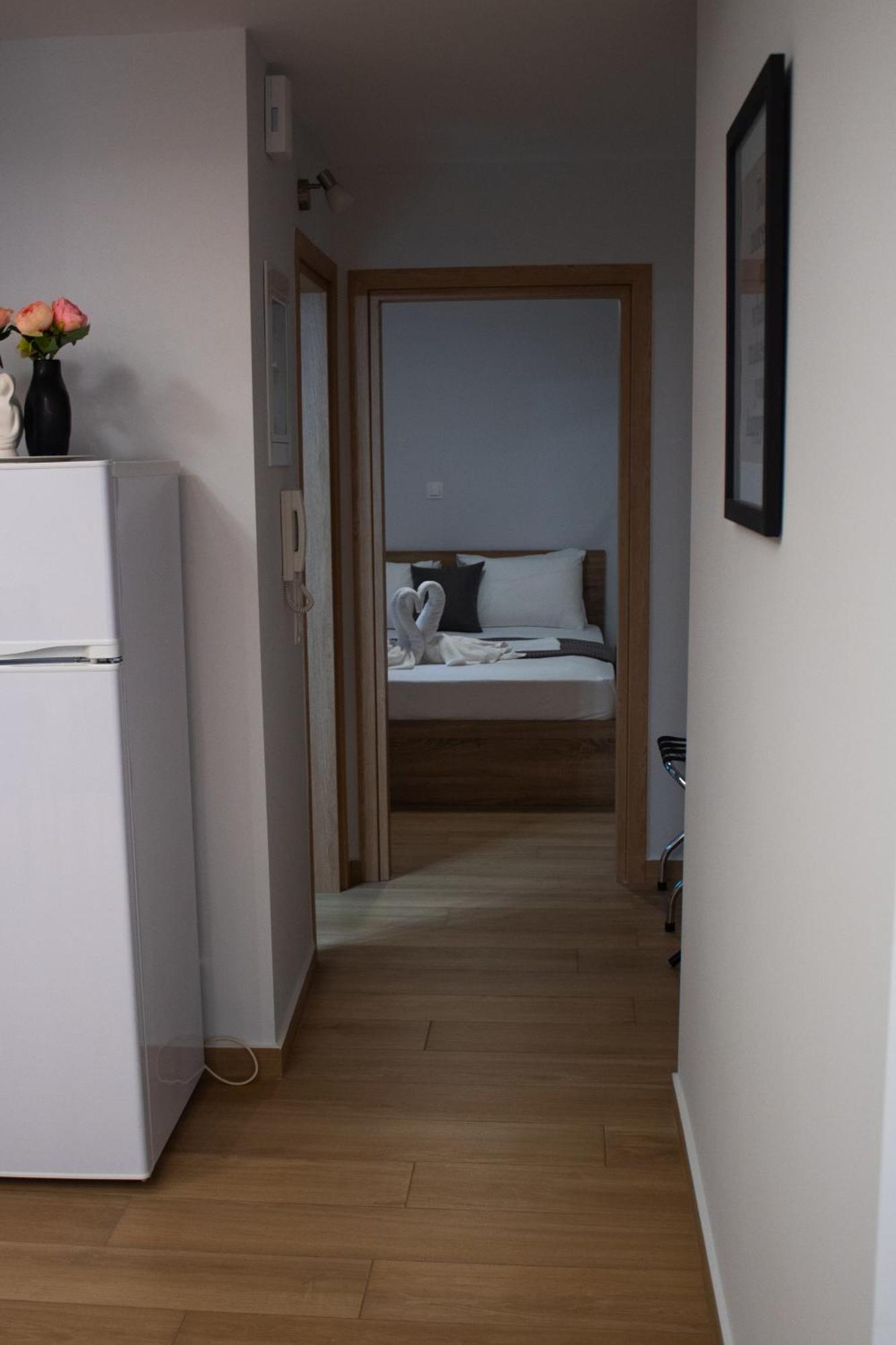 Giakost Apartments V Near Airport Artemida  Bagian luar foto